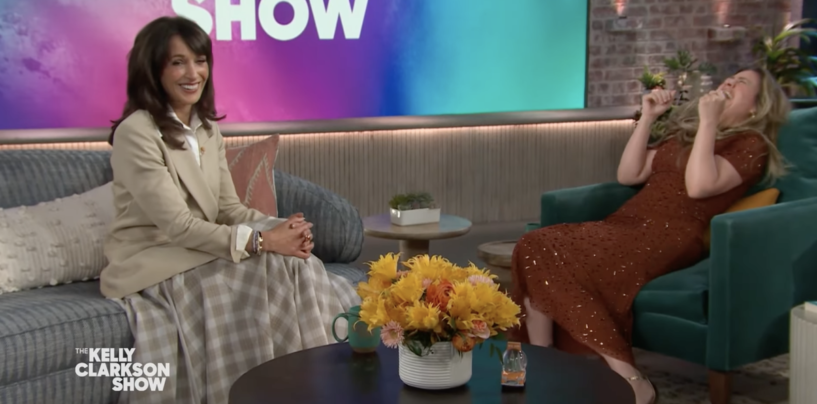 Regardez Jennifer Beals flirter avec Kelly Clarkson: « Je vous ai entendu comme vos femmes plus âgées »