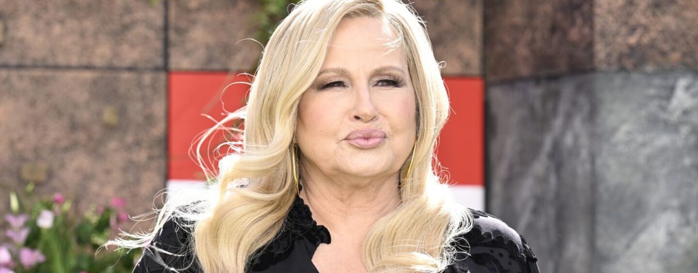 Jennifer Coolidge dit qu'elle a été « perdue '' jusqu'à ce qu'elle « rejoint '' la communauté LGBTQ +