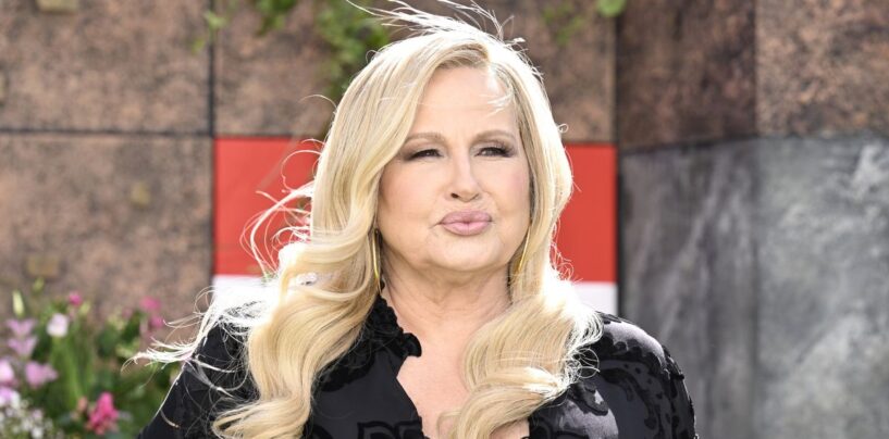 Jennifer Coolidge dit qu'elle a été «  perdue '' jusqu'à ce qu'elle «  rejoint '' la communauté LGBTQ +