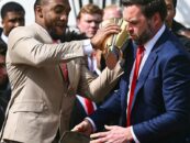 JD 'Just Drop It' Vance a échappé à un trophée de football universitaire, et Internet a des mèmes