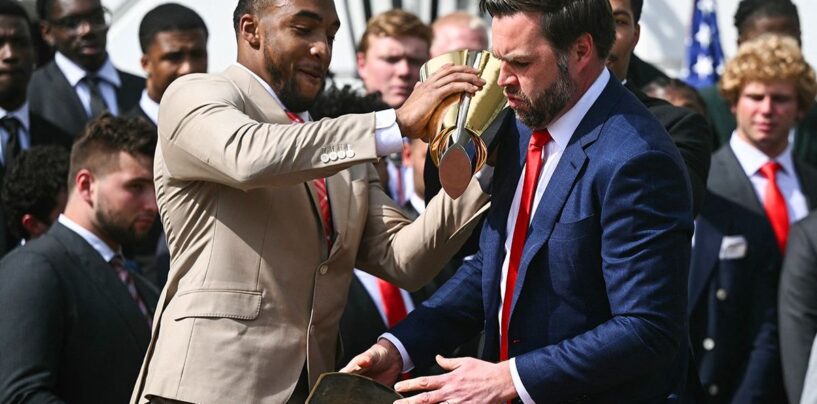 JD 'Just Drop It' Vance a échappé à un trophée de football universitaire, et Internet a des mèmes