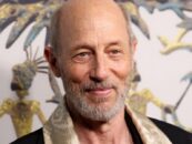 La star de White Lotus Jon Gries montre ses compétences de banane.