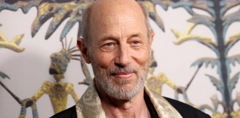 La star de White Lotus Jon Gries montre ses compétences de banane.