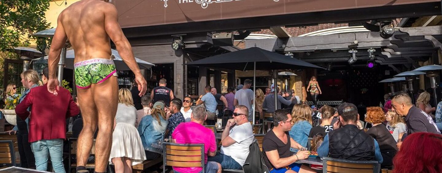 Les bars gays sont-ils toujours des espaces sûrs, ou sont-ils des terrains de jeux hétérosexuels?