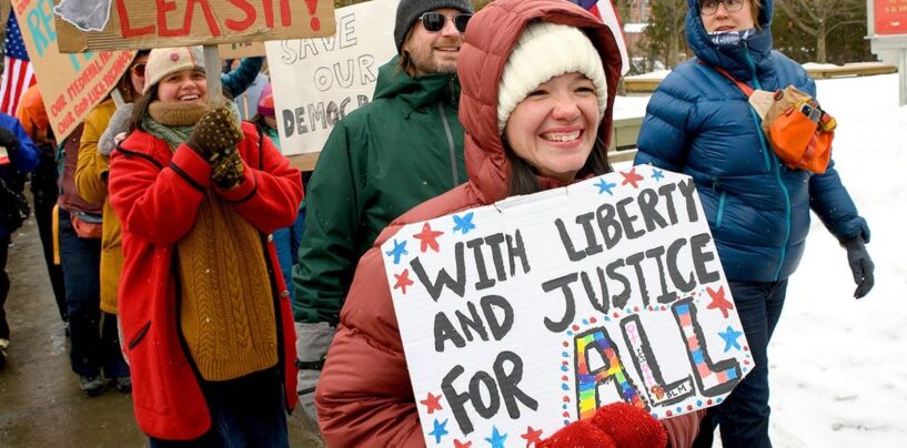 Les démocrates réintroduisent l'égalité de l'égalité alors que Trump dégénère la guerre à la communauté LGBTQ +