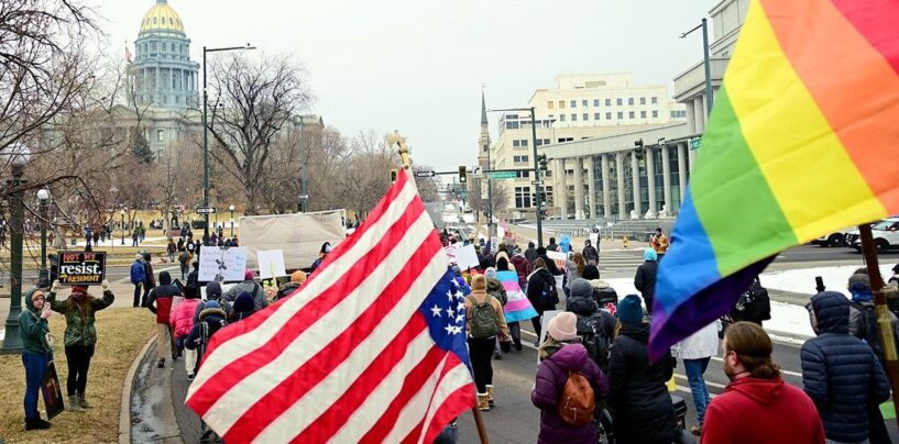 Les législateurs du Colorado introduisent une législation pour protéger les personnes LGBTQ + après les politiques anti-quairs de Trump
