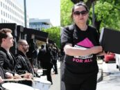 Les militants empilent les cercueils devant le département d'État pour protester contre les coupes Pepfar (en photos)