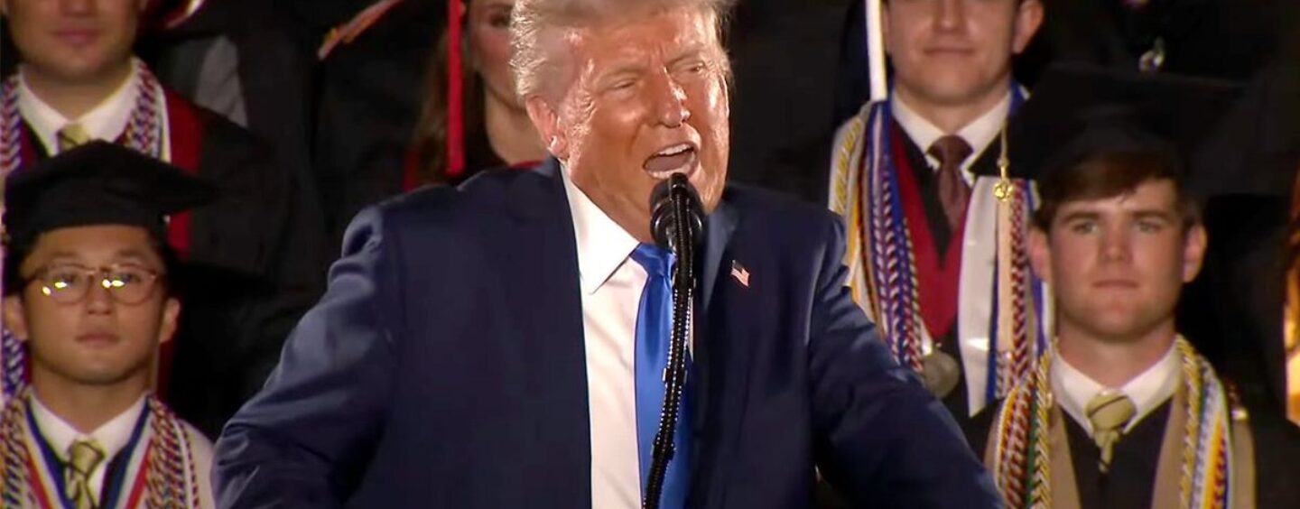 Donald Trump rails contre des athlètes transgenres dans le discours de début de l'UA de l'Alabama