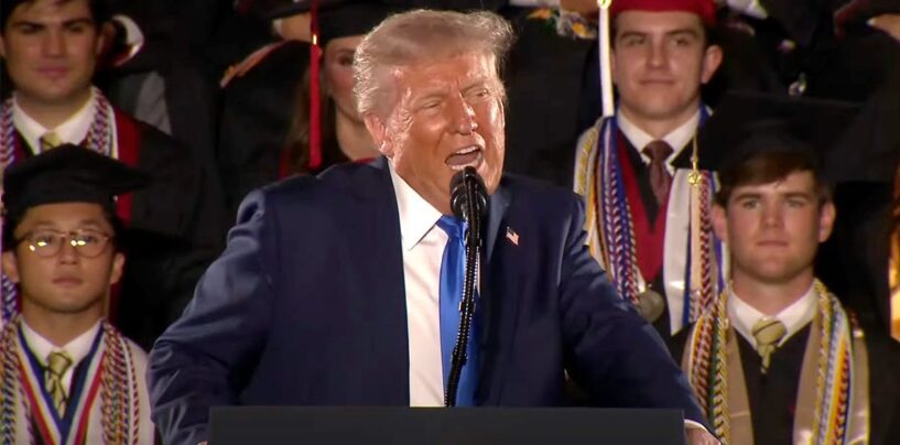 Donald Trump rails contre des athlètes transgenres dans le discours de début de l'UA de l'Alabama