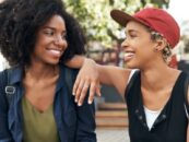 11 Conseils simples pour les lesbiennes qui veulent faire le premier pas, selon des experts en rencontres