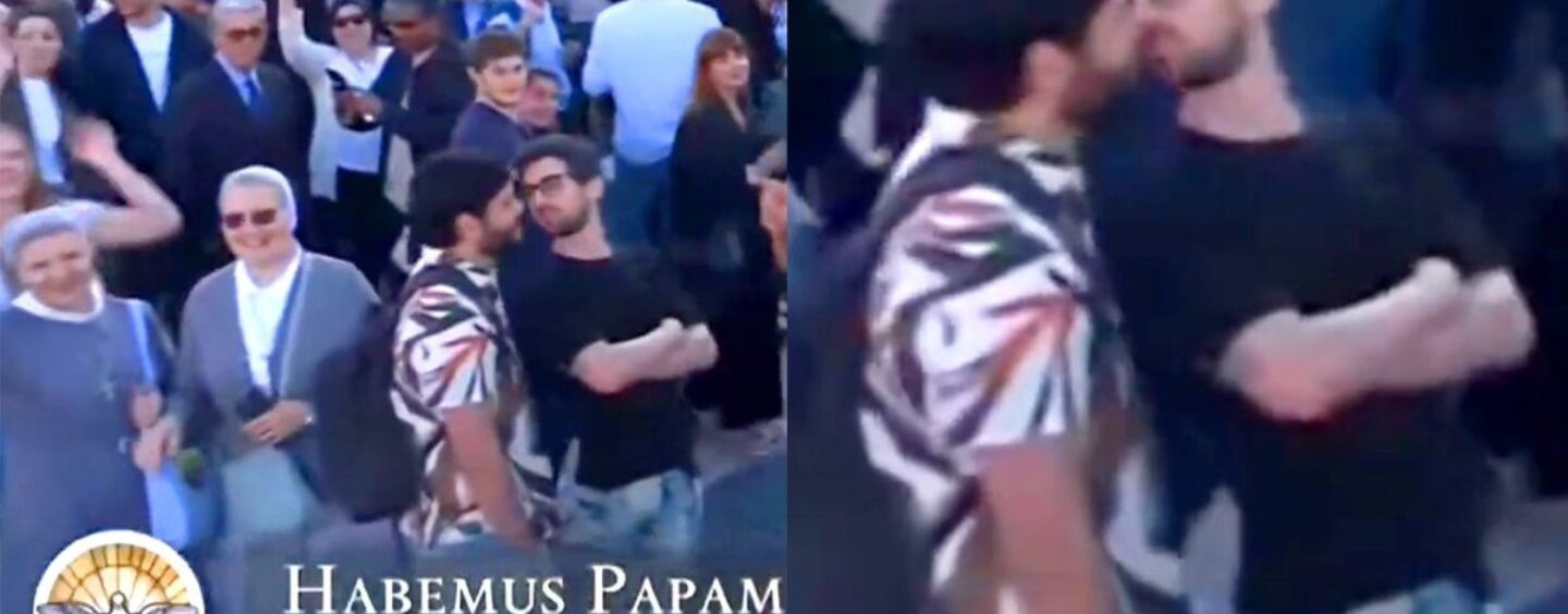 Couple gay Photobombs Pape Leo XIV Célébration avec un baiser à la télévision en direct sur la place du Vatican