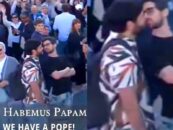 Couple gay Photobombs Pape Leo XIV Célébration avec un baiser à la télévision en direct sur la place du Vatican