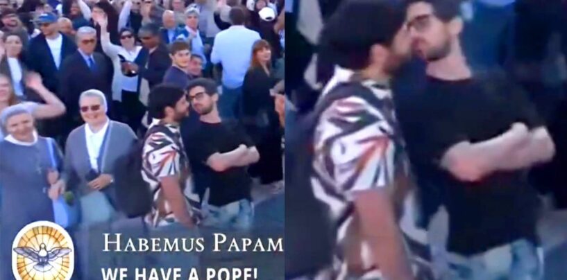 Couple gay Photobombs Pape Leo XIV Célébration avec un baiser à la télévision en direct sur la place du Vatican