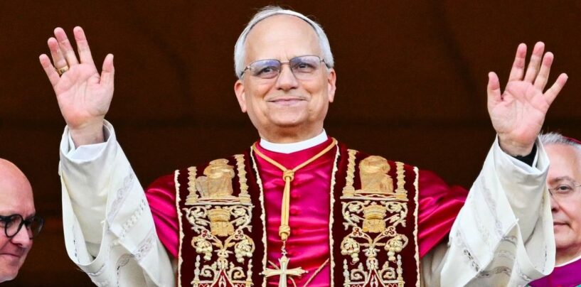 Les droitiers ont commencé à «  transvestating '' Le nouveau pape et Internet les rôtinent