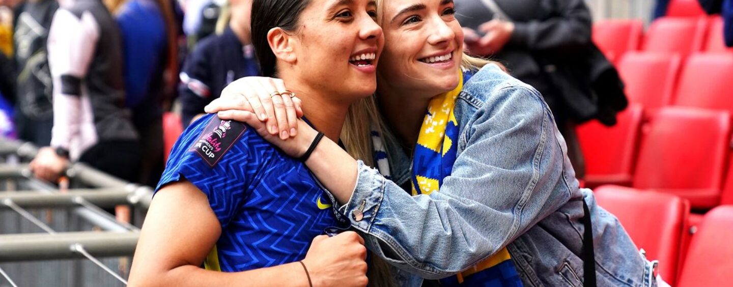 Les stars du football lesbiennes Kristie Mewis et Sam Kerr sont officiellement des mamans et partagent la première photo de famille
