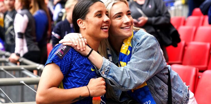 Les stars du football lesbiennes Kristie Mewis et Sam Kerr sont officiellement des mamans et partagent la première photo de famille