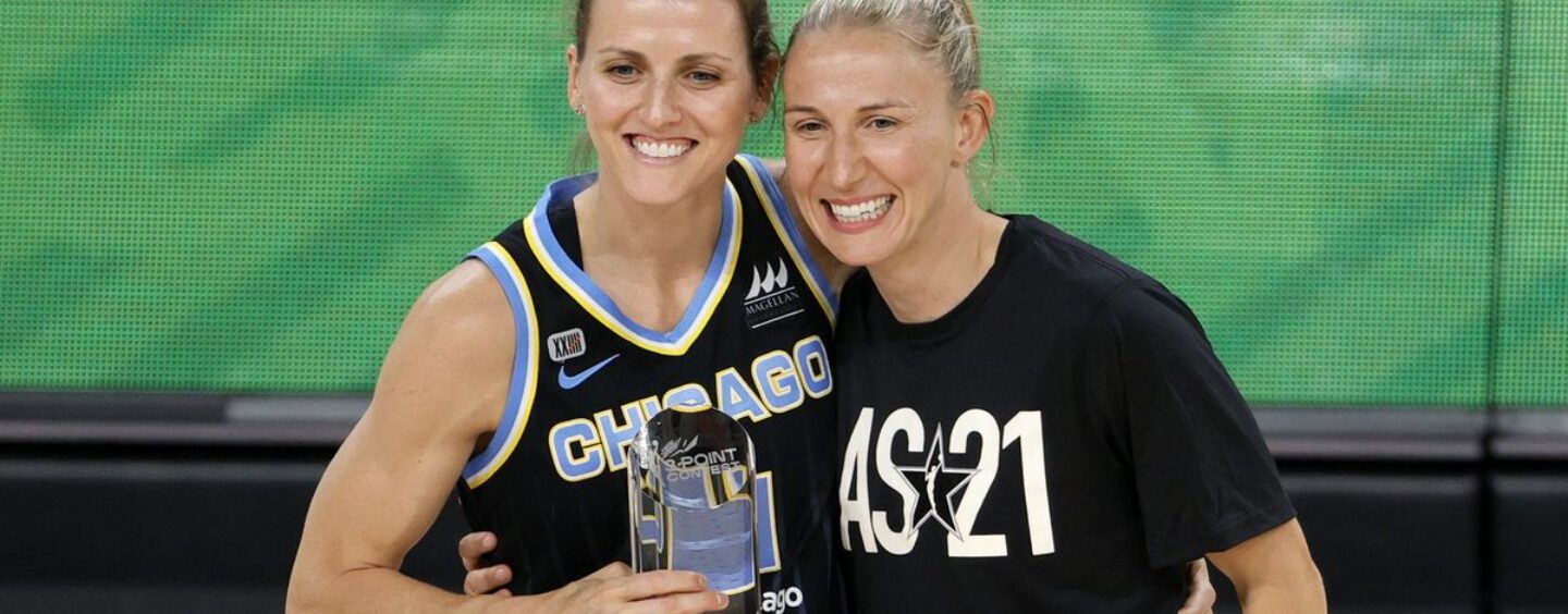 Elle tire, elle marque! WNBA Legends Courtney Vandersloot et Allie Quigley Bienvenue au premier bébé
