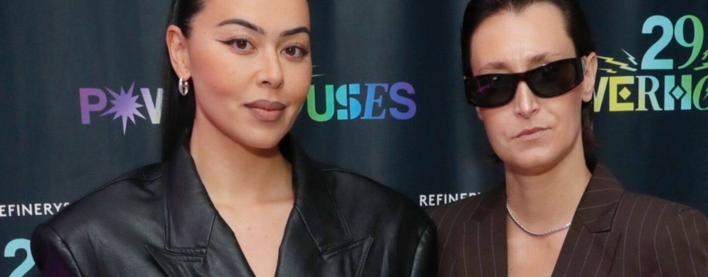 « Sports Illustrated '' présente sa toute première lesbienne sur la couverture du maillot de bain