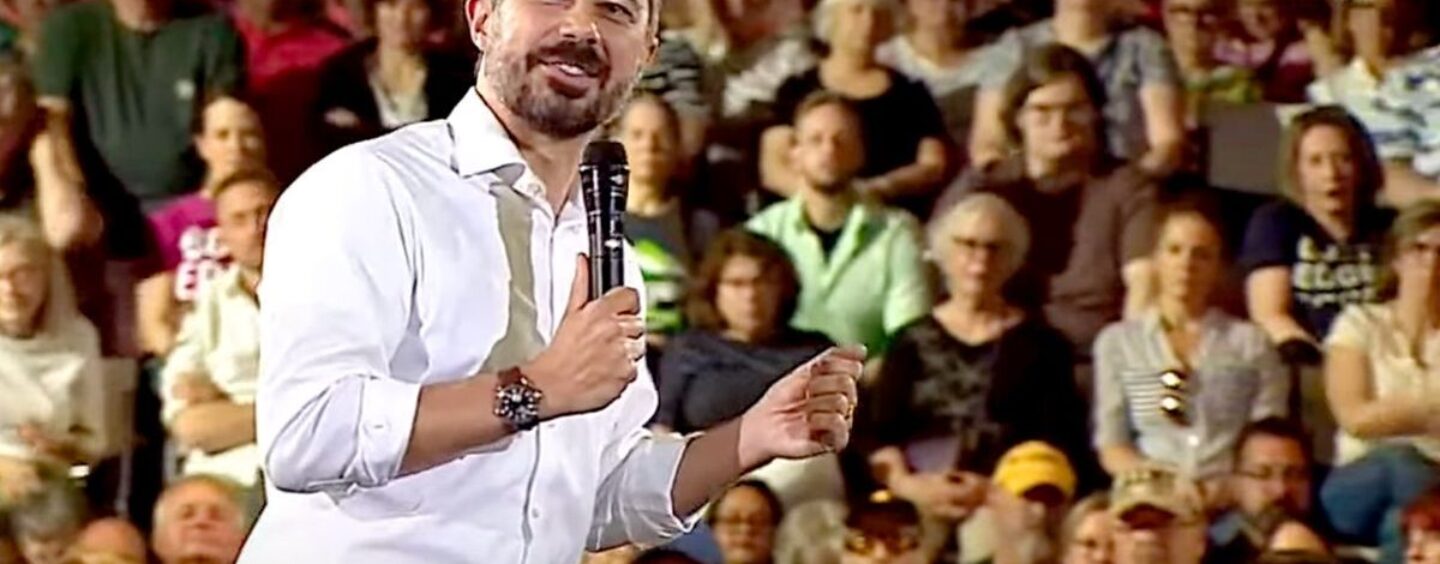Pete Buttigieg déchire les anciens combattants de Trump coupe et défend les troupes trans à l'hôtel de ville de l'Iowa