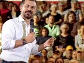 Pete Buttigieg déchire les anciens combattants de Trump coupe et défend les troupes trans à l'hôtel de ville de l'Iowa