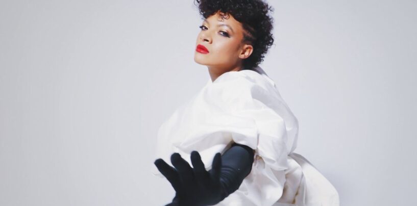 Allison Russell prie pour l'empathie radicale et la compassion en elle et «  Superlover '' d'Annie Lennox et d'Annie Lennox