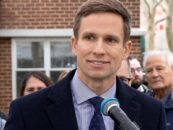Du traumatisme au triomphe, le conseiller municipal de New York Erik Bottcher deviendra-t-il le premier maire gay de la ville un jour?