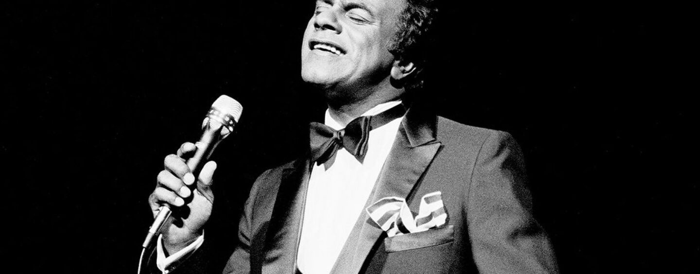 Johnny Mathis, le queer Trailblazer et la superstar mondiale, prend un arc final