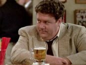 Quand la norme de George Wendt nous a appris que les stéréotypes gays sont la vraie blague dans l'un des épisodes les plus séminaux les plus fondamentaux
