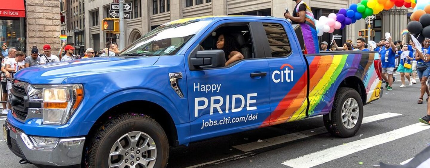 Des sponsors d'entreprise comme Pepsi, Nissan, MasterCard et plus se retirer de NYC Pride