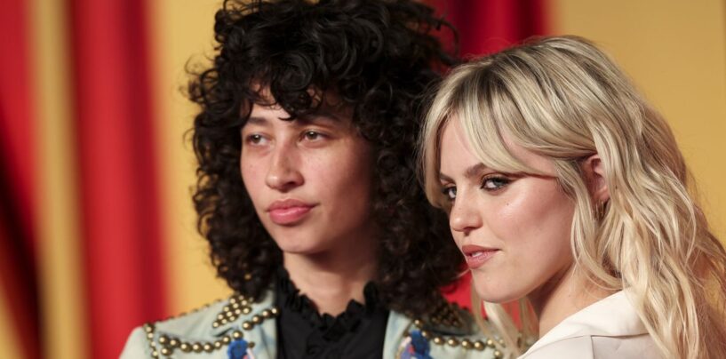 Renéé Rapp révèle que Towa Bird «  la garnit '' avant de commencer à sortir ensemble