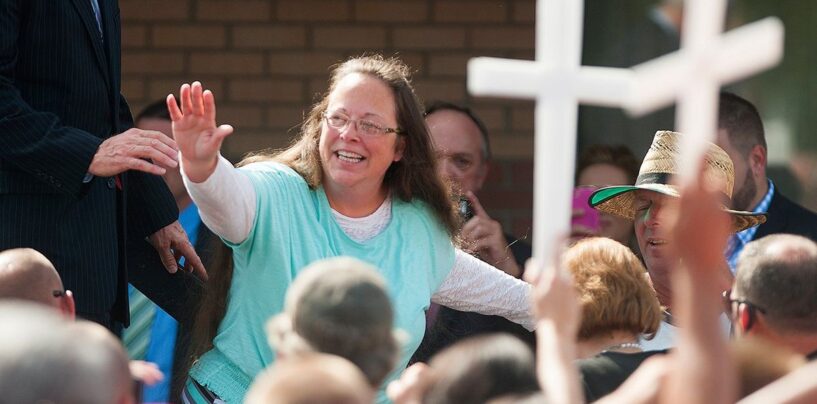 Kim Davis, qui a nié les licences de mariage des couples de même sexe, fera appel de l'affaire à la Cour suprême