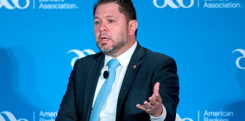 Le démocrate de l'Arizona Ruben Gallego adopte des anti-trans et des points de discussion d'extrême droite