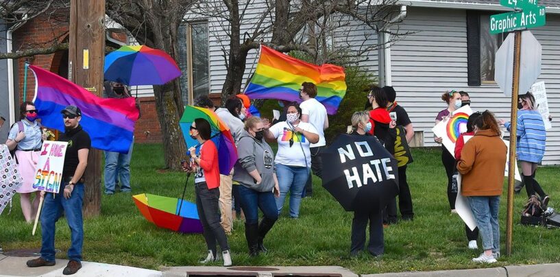 Les adolescents transgenres suivent le Kansas sur l'interdiction des soins affirmants «nuisibles»