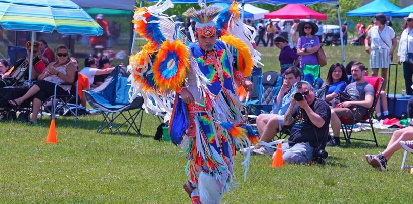 Les dirigeants autochtones craignent des jeunes indigènes queer alors que Trump réduit les droits LGBTQ +