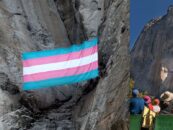Les militants accrochent le drapeau trans-fier