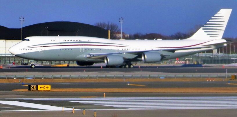 Nous économisons des sous pour survivre, Trump dépense nos impôts pour une monstruosité volante de 400 millions de dollars