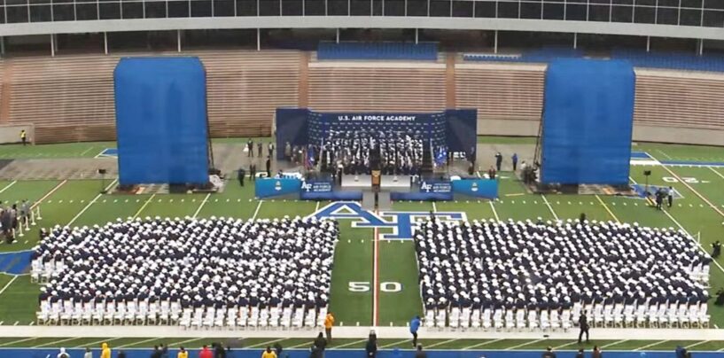 Les cadets qui ont respecté toutes les normes de remise des diplômes de l'Air Force Academy ont nié les commissions parce qu'elles sont transgenres