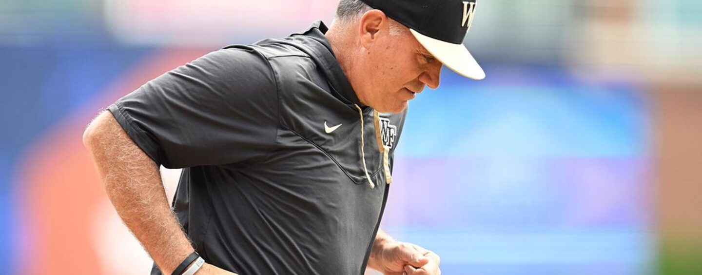 L'entraîneur de baseball de Wake Forest s'excuse pour une insulte homophobe