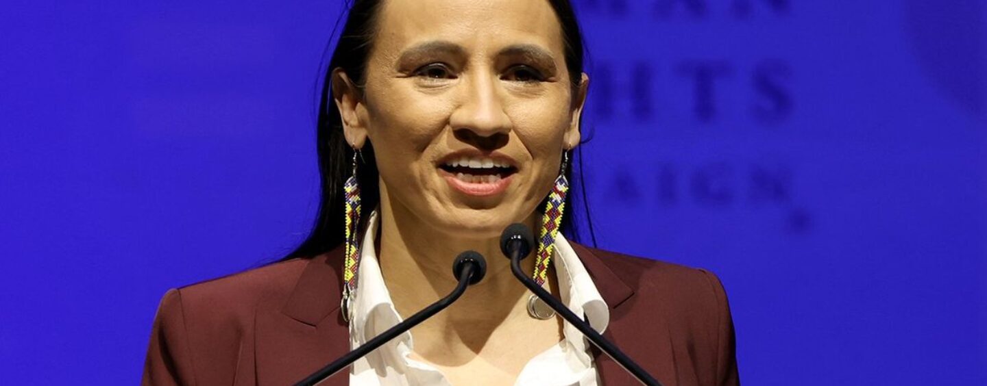 Le représentant Sharice Davids présente Bill pour améliorer les services de santé mentale pour les jeunes LGBTQ +