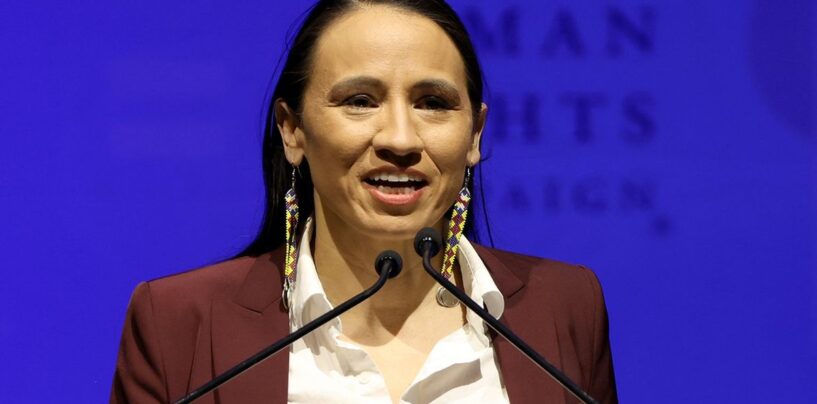 Le représentant Sharice Davids présente Bill pour améliorer les services de santé mentale pour les jeunes LGBTQ +