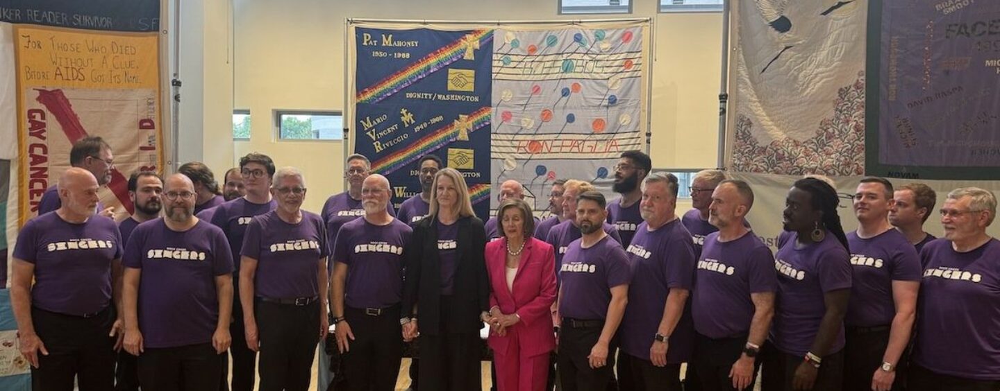 Nancy Pelosi visite l'exposition de courtepointe du SIDA pendant WorldPride