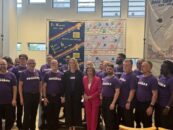 Nancy Pelosi visite l'exposition de courtepointe du SIDA pendant WorldPride