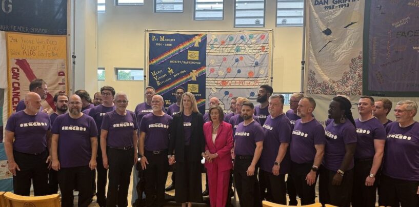 Nancy Pelosi visite l'exposition de courtepointe du SIDA pendant WorldPride
