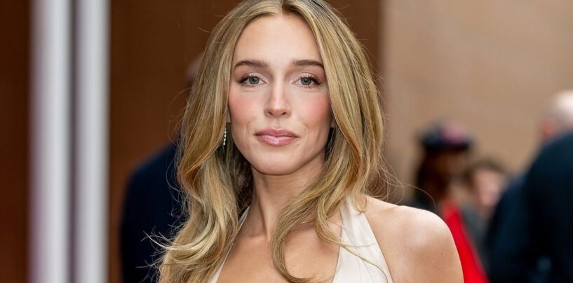 La star du football et podcast Alex Cooper revendique le harcèlement sexuel par l'entraîneur universitaire