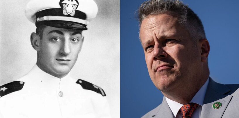 Le représentant américain Sorensen se tient pour Harvey Milk en audition avec le secrétaire de la Marine