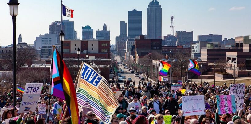 L'Iowa interdit à Medicaid de couvrir les soins affirmés par les sexes pour les adultes