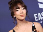 Aubrey Anderson-Emmons sort intelligemment comme BI avec l'aide de cette scène de «famille moderne»