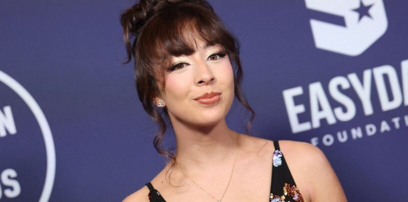 Aubrey Anderson-Emmons sort intelligemment comme BI avec l'aide de cette scène de «famille moderne»