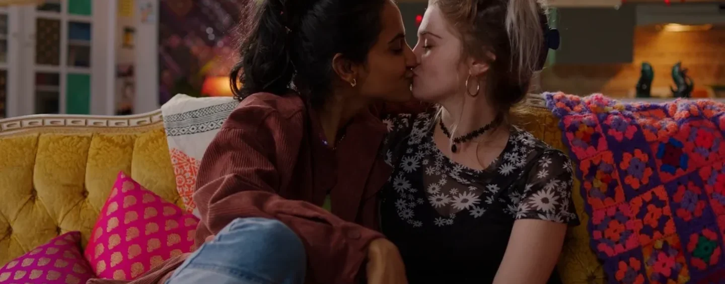 Ce clip de comédie lesbien exclusif « La reine de mes rêves '' vous fera rire et danser