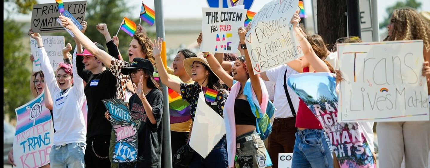 Le Texas a poursuivi sur la loi «Ne dites pas gay» qui interdit les clubs d'étudiants LGBTQ +